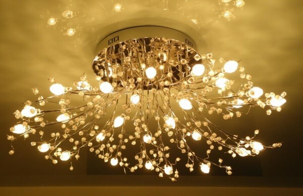 Photo beautiful chandelier on a tension ceiling