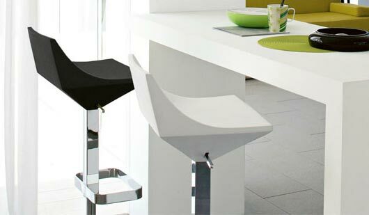 It is important to choose not only the original rack, but also interesting and comfortable chairs to it