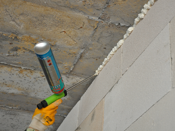 The best option is to seal the joint between the wall and the ceiling - building foam, since after application during drying it starts to expand, thereby filling all the empty spaces
