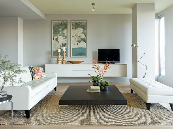 Obývacia izba môže byť zdobené rôznymi ozdobami, vrátane kvetov