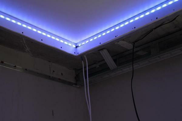 U većini slučajeva, stvarajući napetost strop rasvjeta pomoću LED trake s dugim vijekom trajanja