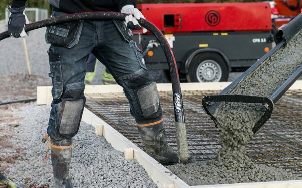 Under påverkan av vibratorn blir även de mest täta betongblandning plast och mobil.