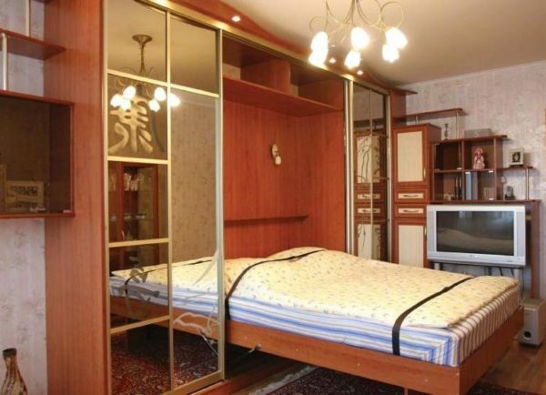 cama dobrável duplo para o armário no estilo oriental.