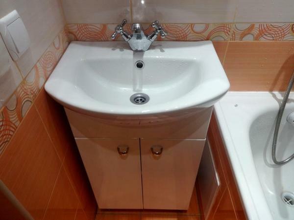 You can install a washbasin with a pedestal yourself or with the help of a master
