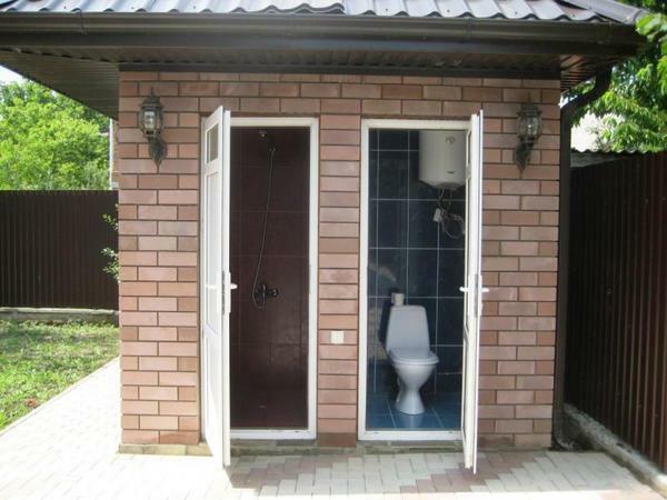 Muito conveniente e prático é o banheiro da casa de campo do tijolo
