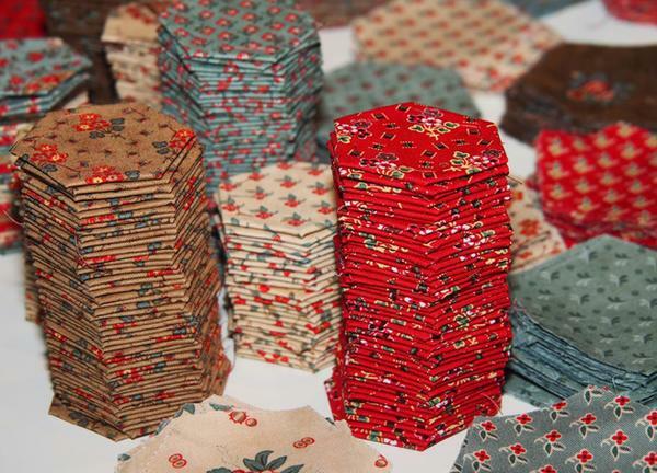 Kako stvoriti jednostavnu novak proizvoda igla žene trebaju puno ostataka tkanine u obliku saća