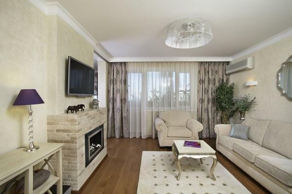 Dzīvojamā istaba ar kamīnu: foto idejas dzīvokļiem, mājas dizaina ķieģeļu sienas ēdamistabā centrā liela