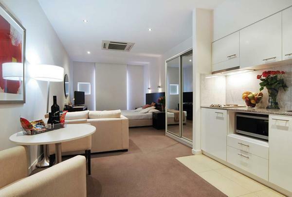 Hidup apartemen studio: desain kamar, foto dan desain, interior sebuah ruangan kecil di rumah dengan furnitur teras