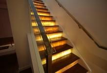 március-lépcsőház-with-original-megvilágításuknak sztúpák