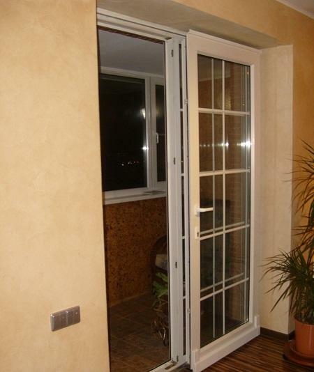 There is a wide variety of plastic doors, differing in shape, size and quality of fittings