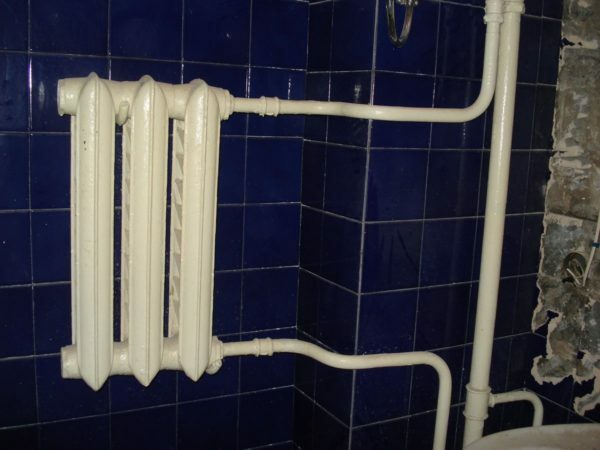 Cast iron radiator instead of the towel dryer is often found in old houses.