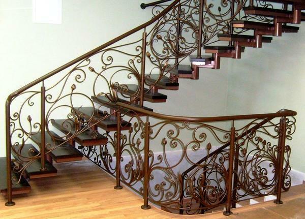 Decorate the ladder on a metal frame can be done with a handrail with forged elements