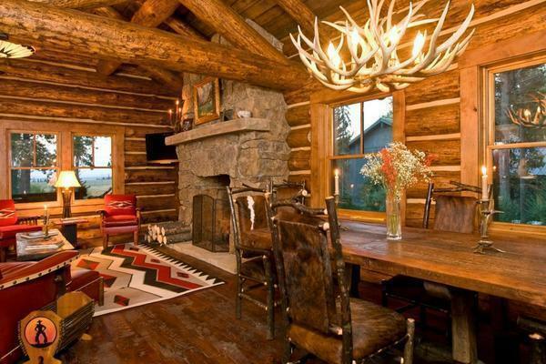 Untuk hidup dalam gaya negara itu nyaman dan atmosfer, desainer merekomendasikan untuk memilih furnitur yang terbuat dari kayu alami