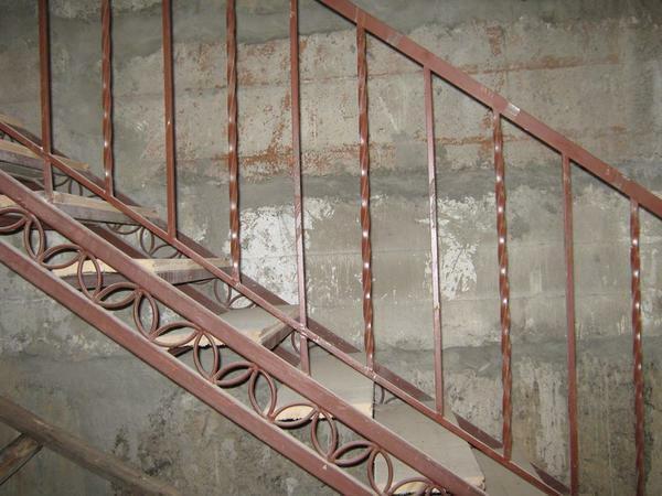 Installation of railings made of metal for stairs is not a simple process