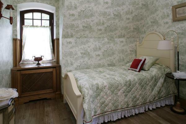 Mala spavaća soba u stilu Provence treba biti što svjetlo