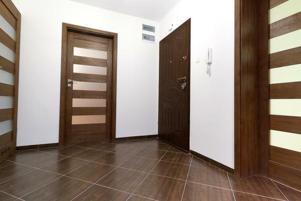 Det finns flera varianter av material som kan utföras genom dörren i korridoren