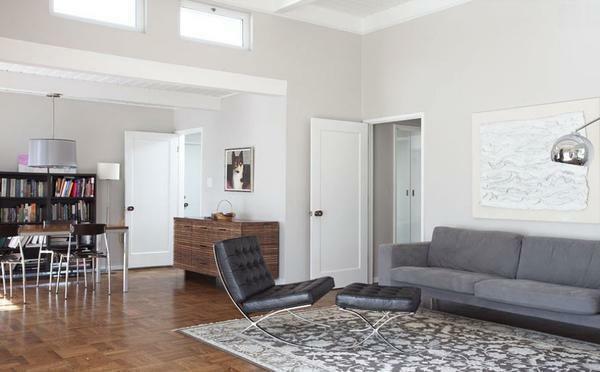 Täydellisesti sisätilojen modernit huoneet näyttävät yleismaailmallinen ovi valkoinen