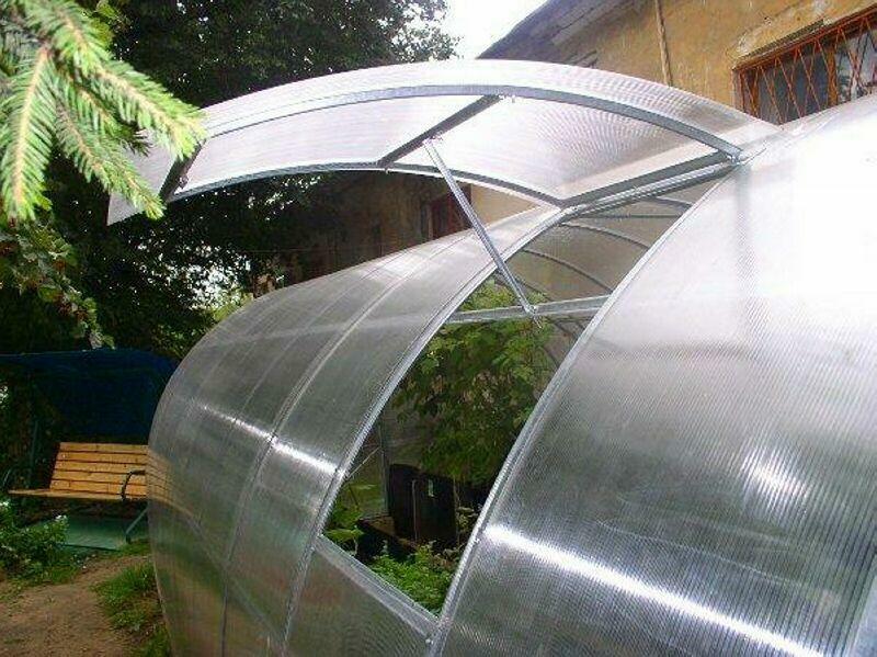 Ventilation for the greenhouse: you need a fixer, polycarbonate installation, how to make and how many doors your own, video