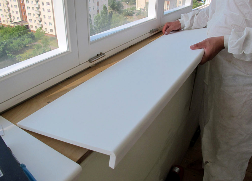 Polyurethane foam for filling voids after installing the window sill on the balcony is not used