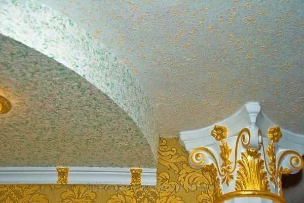 Sıvı duvar kağıdı Eğer yüzeyi tesviye gerek kalmadan tavanda kusurları gizlemek için izin veren sıva tüm avantajlara sahip
