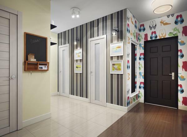 Güzel ve şık iç koridor oluşturmak için duvar kağıdı 2-3 türlerini kullanmak için tavsiye edilir