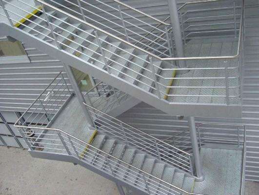 In order for the external staircase to be safe, it must be properly installed
