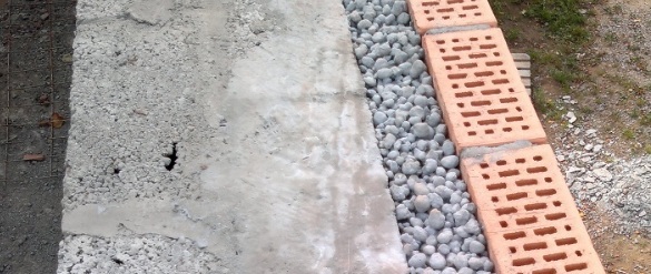 Kartica opcija proširio gline između temelja i opeke molova.