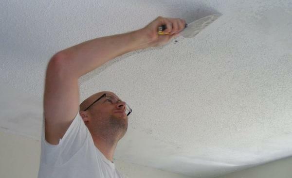 Pred začetkom namestitev drywall konstrukcij je treba odstraniti s stropa starega premaza