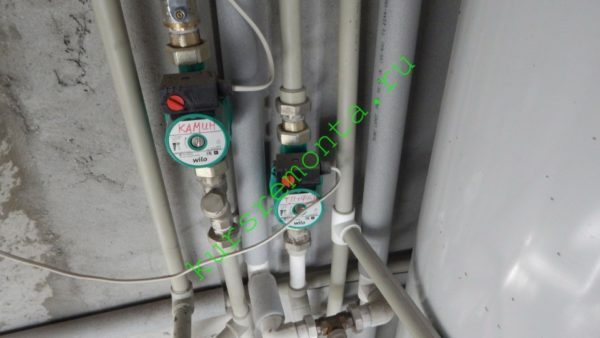 Legare de funcționare a pompei de căldură care asigură încălzirea prin pardoseală. se amestecă nod cu off-line, circulația lichidului de răcire pompa furnizează direct la colectoarele de încălzire.