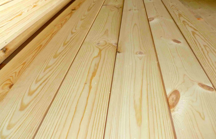 Il pavimento in legno massello consente nodi, resina, piccole macchie bluastre