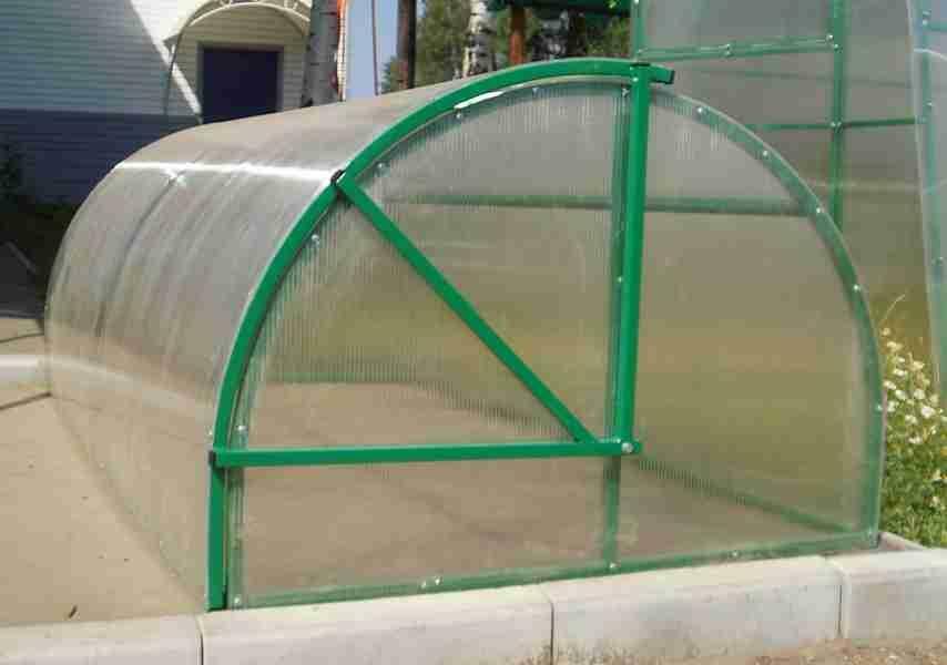 Greenhouse "Slak" wordt gebruikt voor het kweken van zaailingen van verschillende bedden