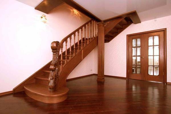 Gyönyörű lépcsőház klasszikus stílusban elegánsan kiegészíti a belső