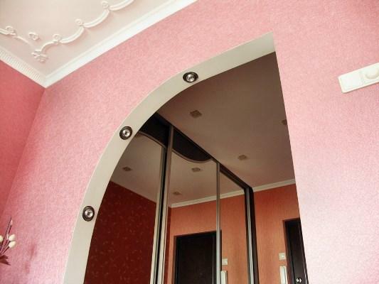 Make the interior of the room stylish and original with a decorative arch