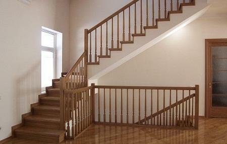 Operadlo schody sú súčasťou domu, takže sa musí integrovať harmonicky s interiérom