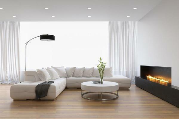 Fehér szőnyeg mennyezet tökéletes összhangban az összes többi szín a belső a lakás