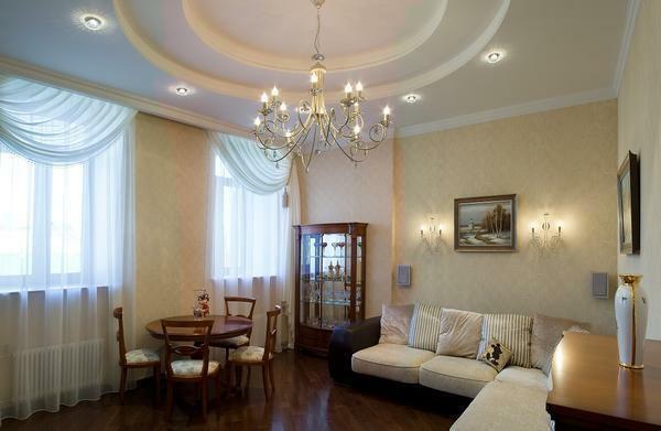 Klasikinis gyvenamasis kambarys yra, kad tilptų liustra įrengtas su žiburiai žvakučių forma