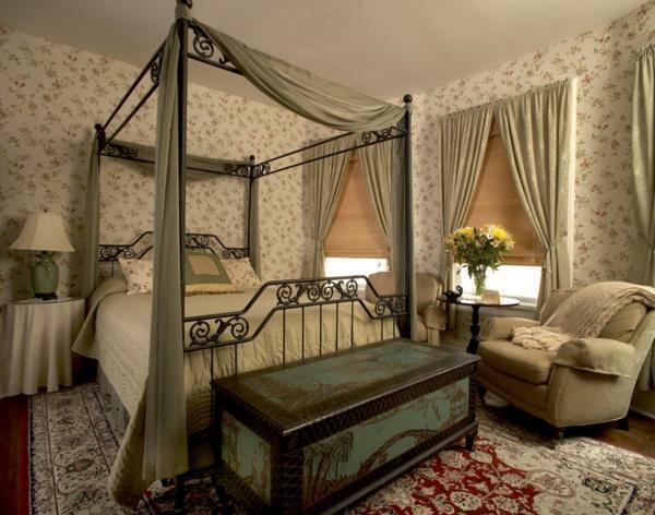 Avoid darkness in a beige bedroom, decorated in a luxurious Victorian style, will help a graceful, tastefully chosen decor or play on the contrasts