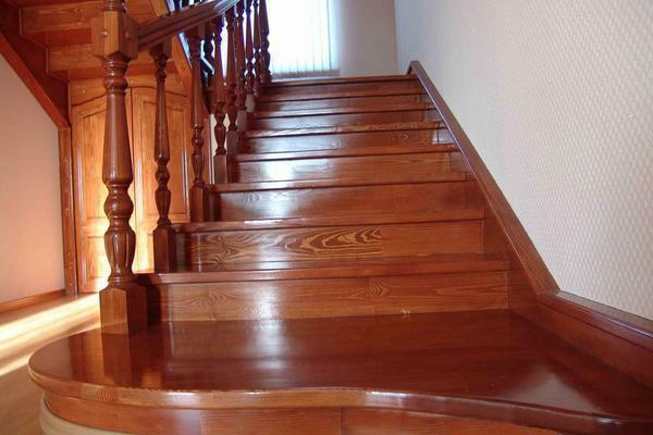A staircase for a house made of wood can be varnished, carved patterns or artificially burned