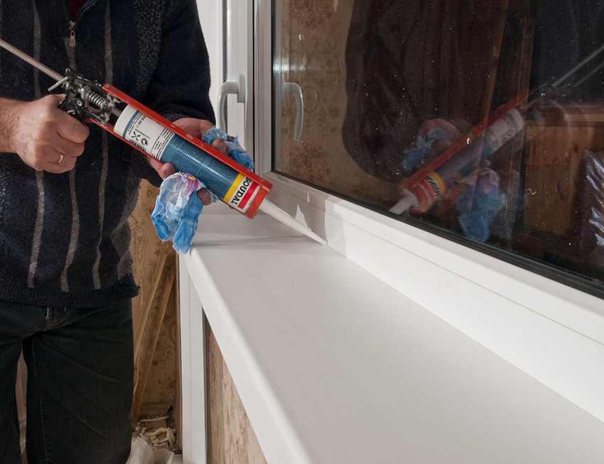 After installing the window sill, the gaps must be sealed with silicone