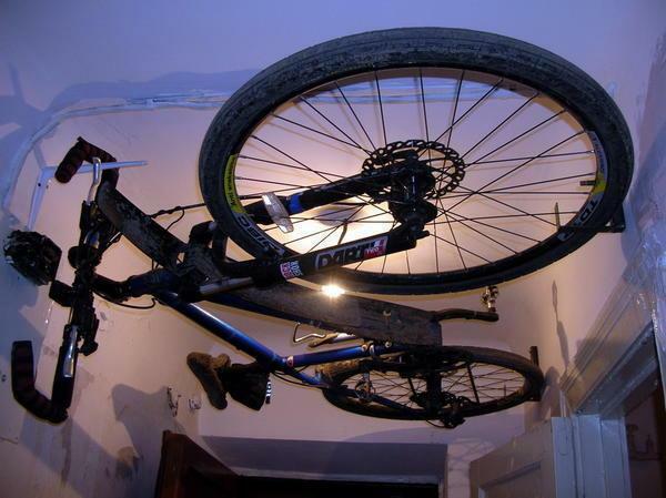 Nasıl balkonda kışın bisiklet tutmak için: asmak torba ve güvenli bir elektrikli süpürge depolama