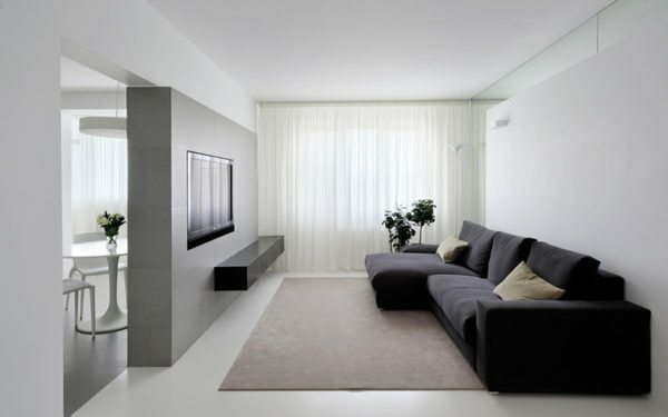 Kontras furnitur gelap dengan dinding cahaya menghaluskan gaya pertapa minimalis.