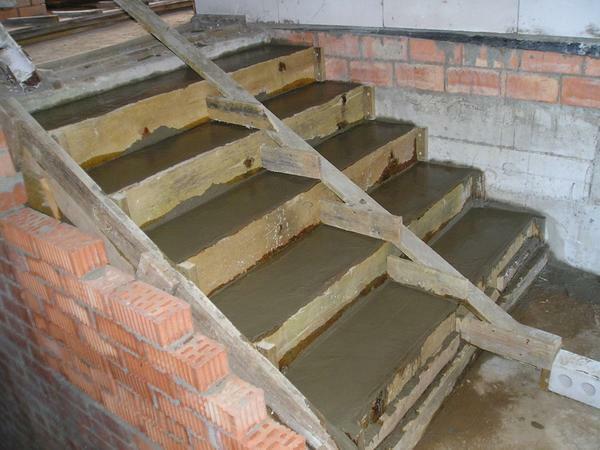 Filling of the ladder made of concrete is made after calculating the number of steps