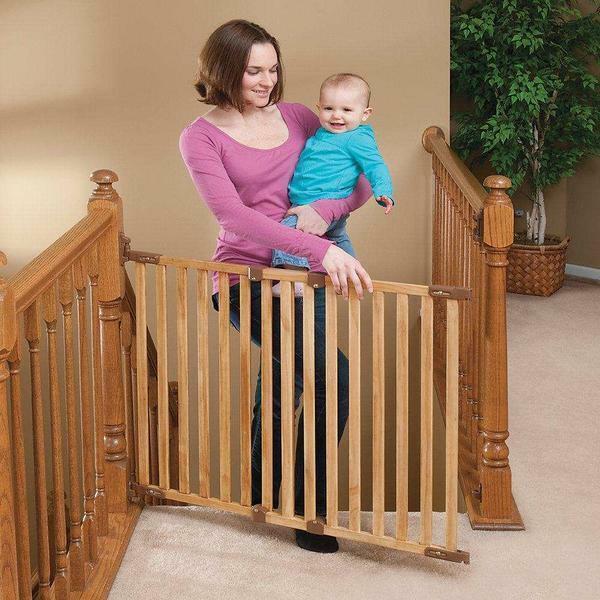 Visina ograde, a širina između njihovih unutarnjih rubova ne smije dopustiti djetetu da se penju preko ograde ili se popeti preko njega