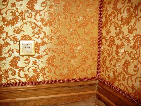 Non-woven wallpaper does not get wet. This will allow wet cleaning of the walls