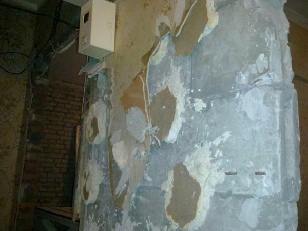 Si, durante el desmantelamiento de las viejas paredes de yeso desmenuzado pavimento debe estar nivelado con masilla