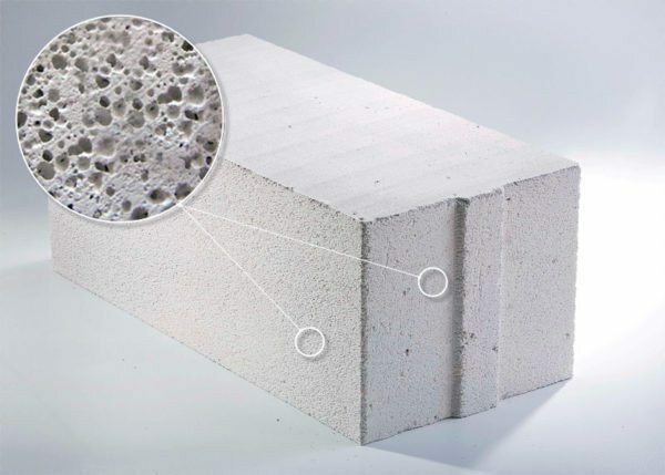 Aerated concrete blocks have a finely porous structure due to saturation of the gas bubbles.