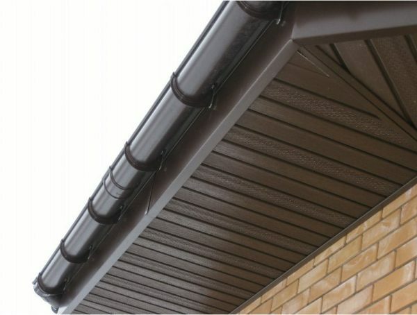 Two J-profile perfectly replace the connecting bar for joining the soffit on the corners