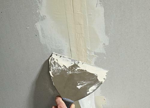 To qualitatively fill the seams between the slabs on the ceiling, you need to do the preparatory work