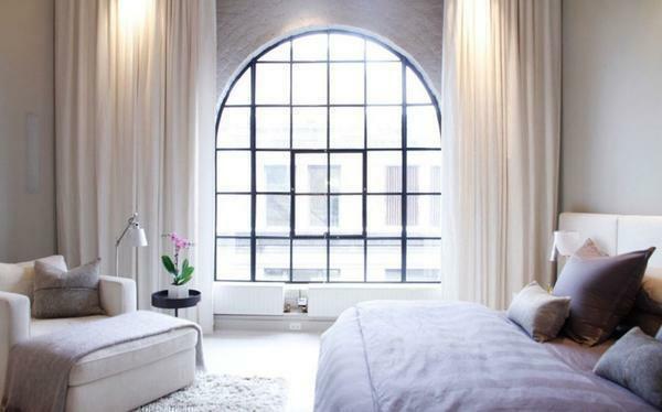 Arched window perfectly emphasizes the classic style of the interior