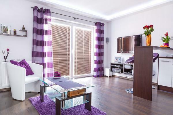 In order to make the living room look organic and unusual, you should correctly combine colors when decorating a room